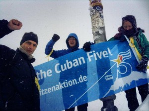 Transparent "Free The Cuban Five!" auf dem Gipfel der Zuspitze